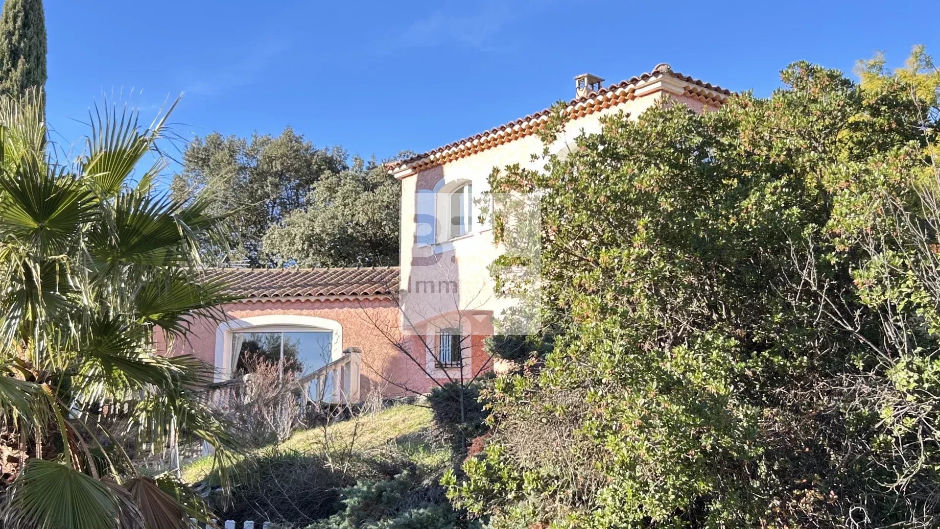 Maison avec vue sur la colline
