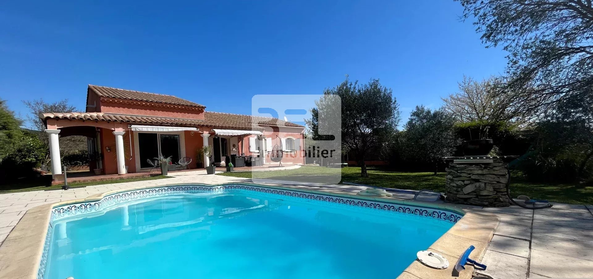 Superbe maison de plain pied avec piscine