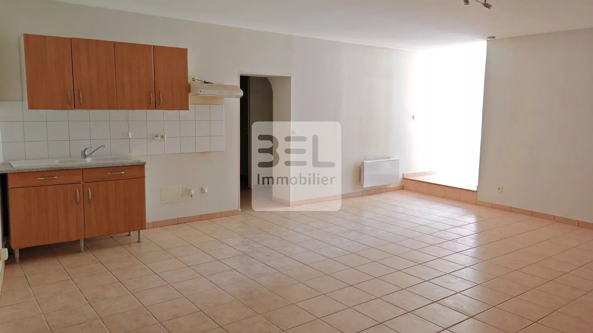 CHARMANT APPARTEMENT T3 – GRAND JARDIN PRIVATIF –  2 PARKING