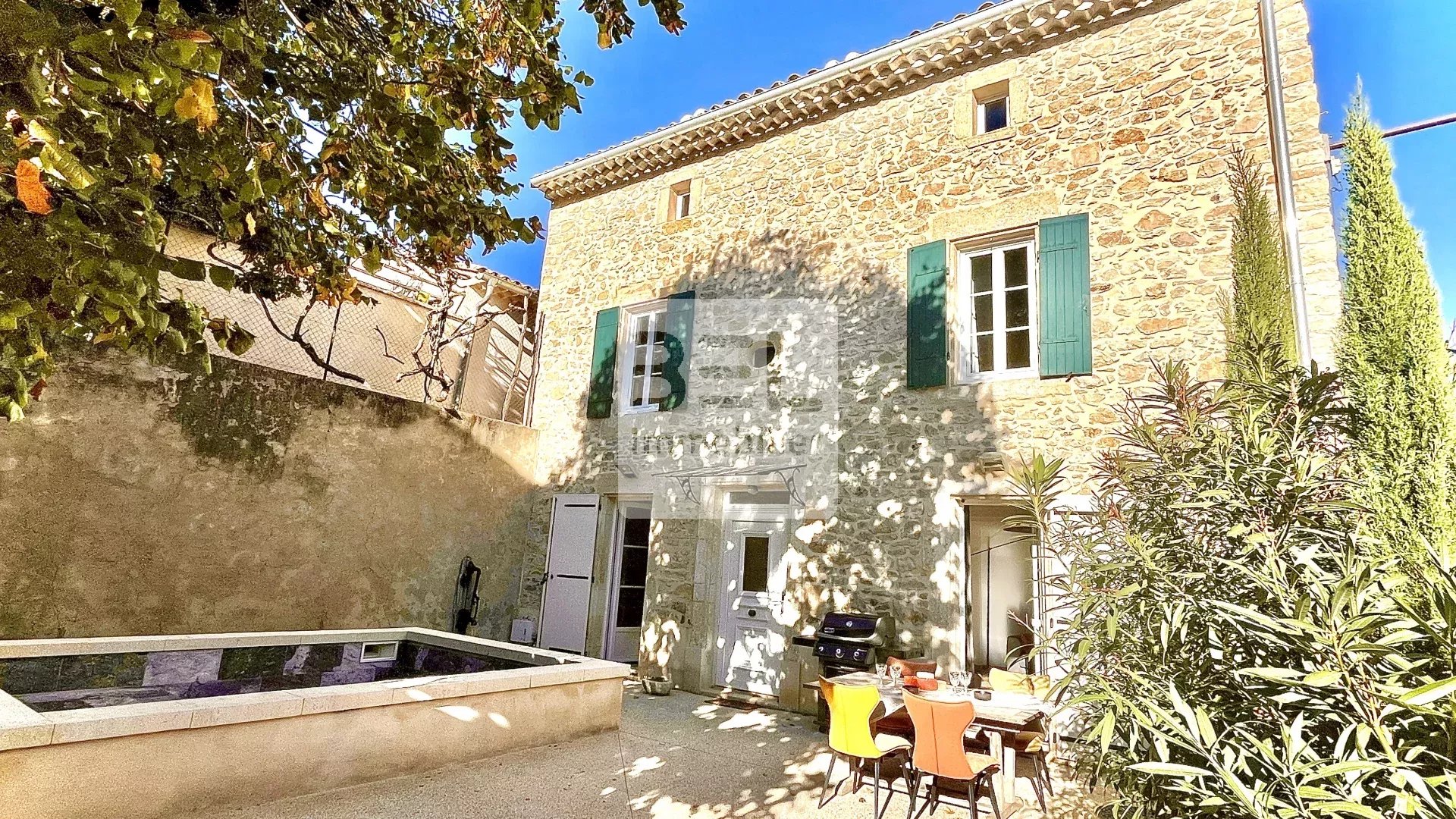 MAISON DE VILLAGE  AVEC PISCINE ET GARAGE