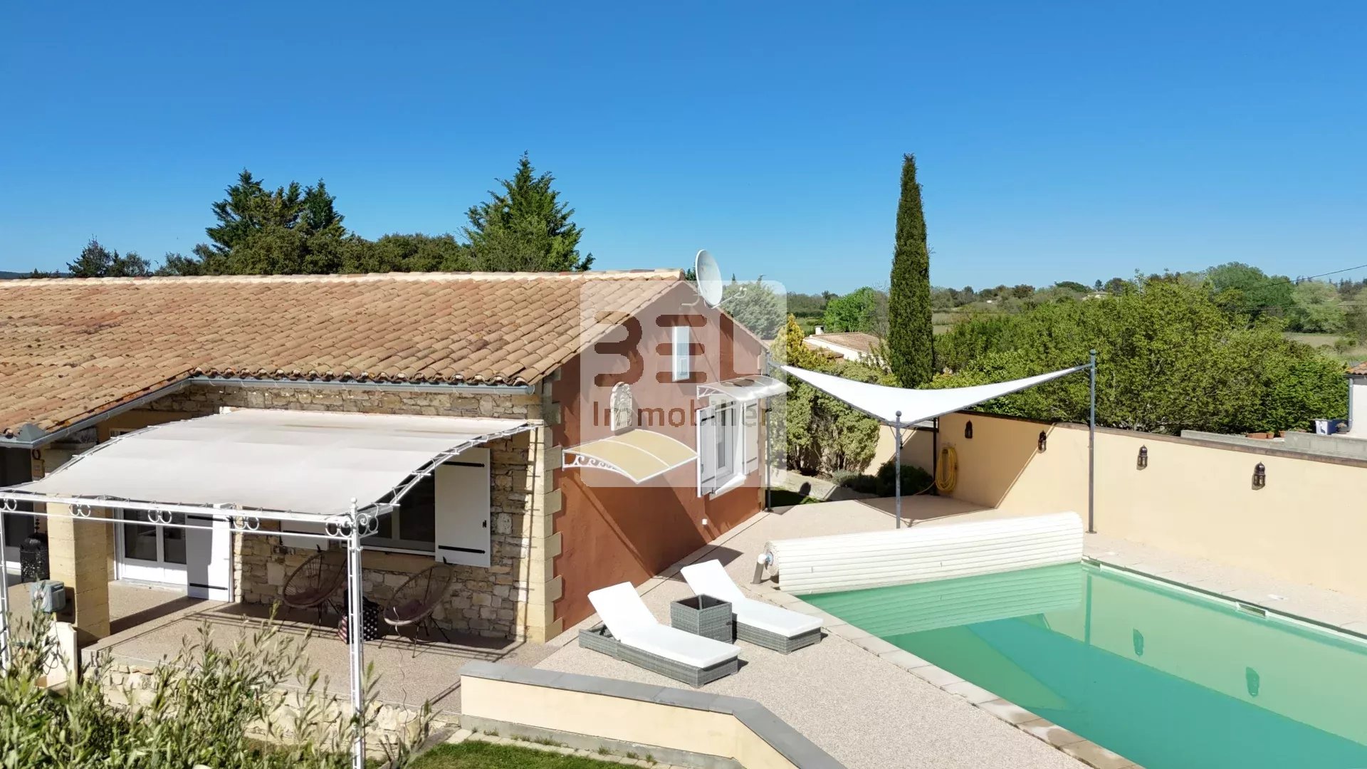 Villa de plain pied avec piscine et dépendances