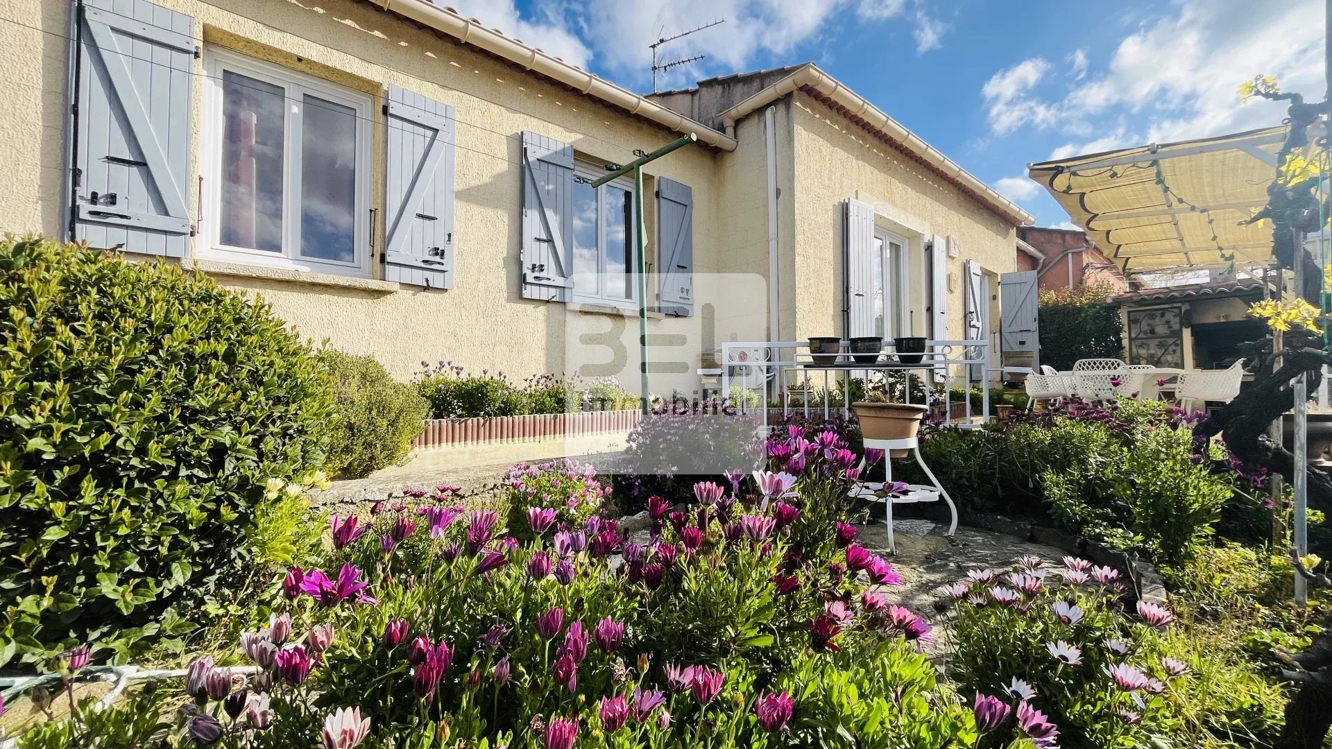 Maison de plain pied avec jardin et garage
