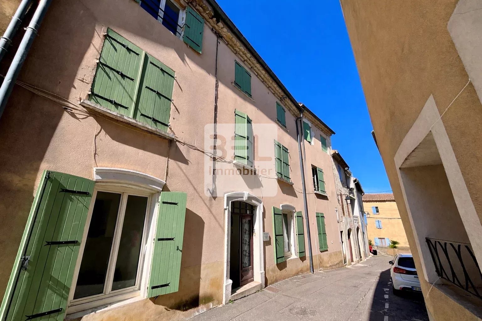 Propriété au cœur de Bagnols sur Cèze avec grande cour et garage