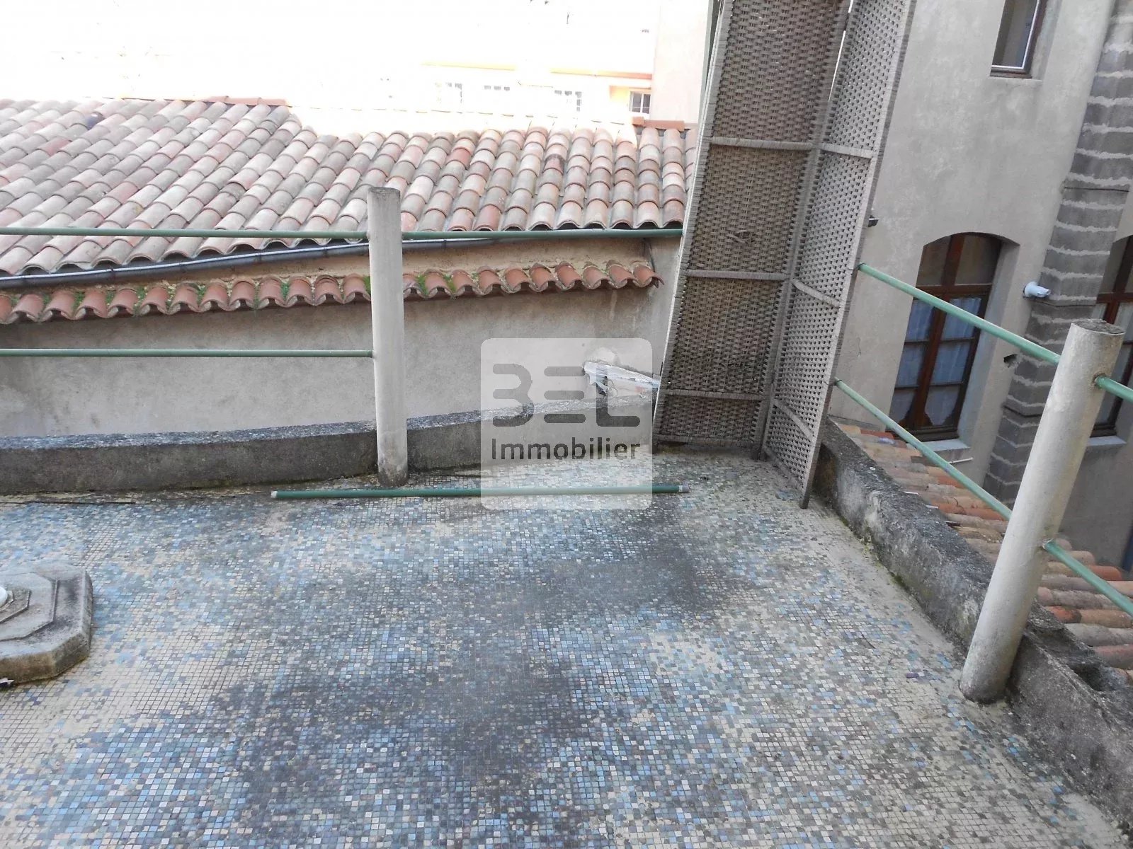 Maison de ville lumineuse avec terrasse toit, cave garage  a rafraîchir!