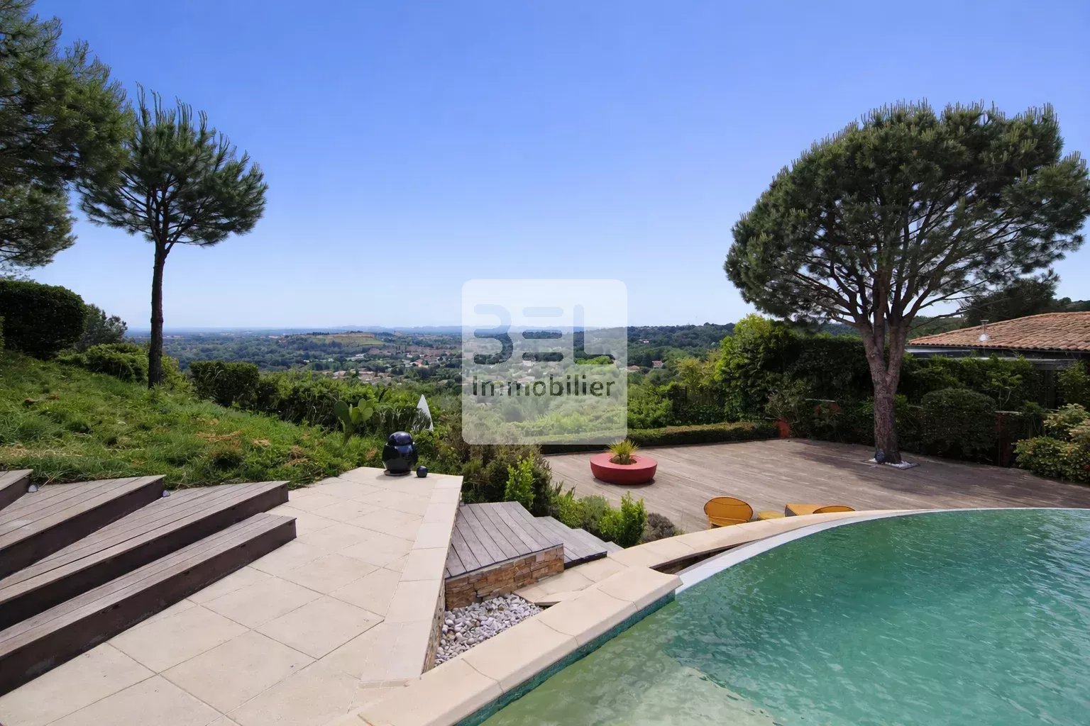 Vue à couper le souffle & architecture d’exception aux portes d’Avignon