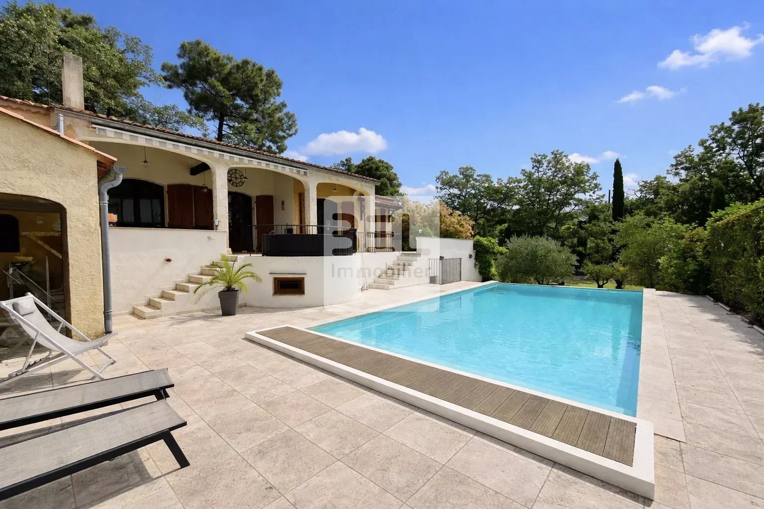MAISON DE CAMPAGNE AVEC GRAND TERRAIN ET PISCINE A DEBORDEMENT
