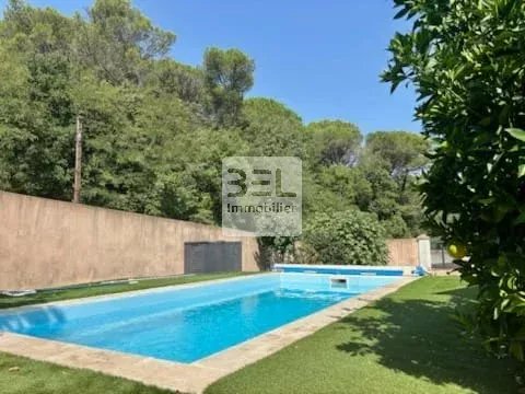 Villa de plain-pied avec piscine