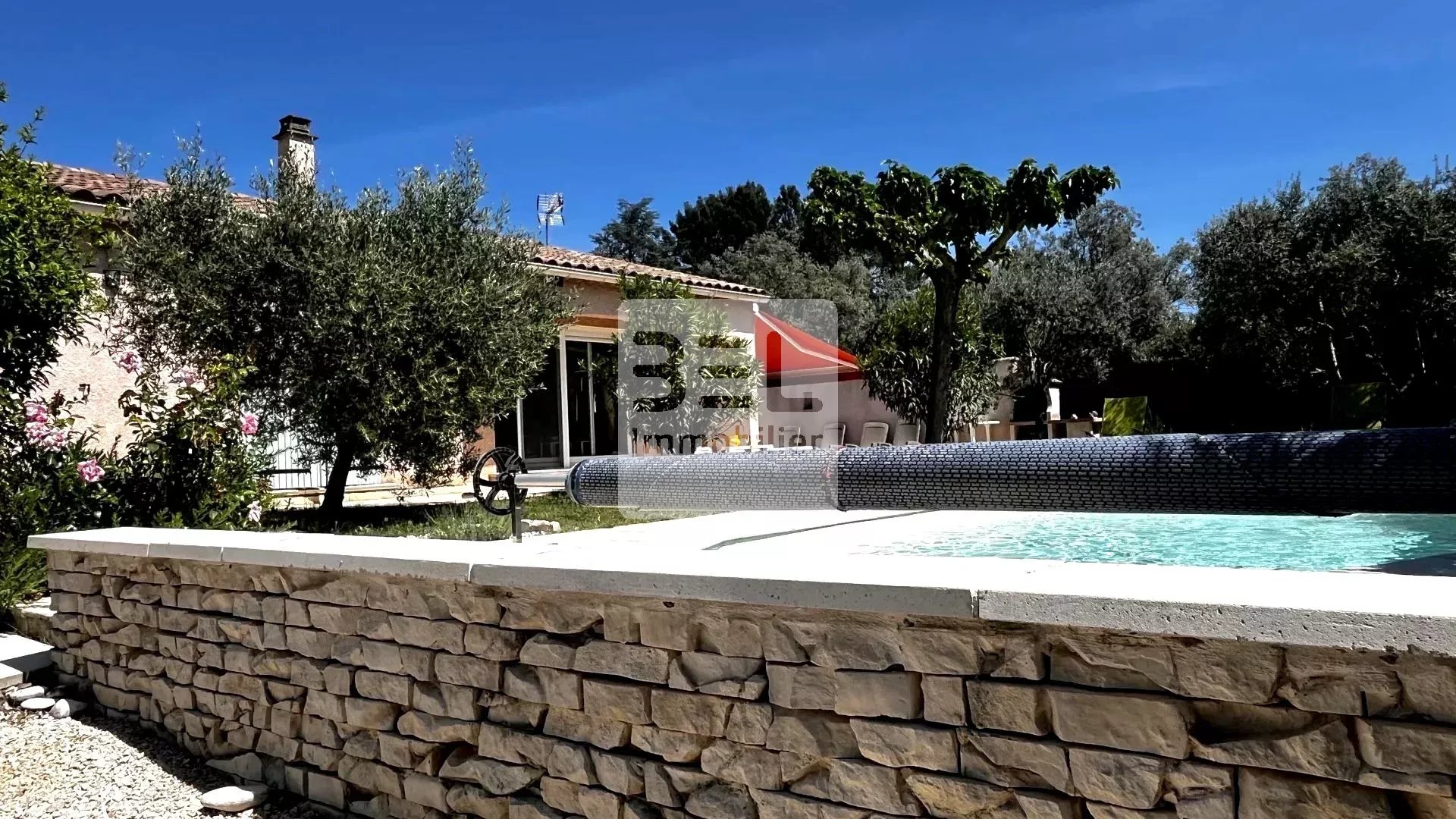 ELEGANTE VILLA DE PLAIN PIED AVEC PISCINE ET JARDIN ARBORE
