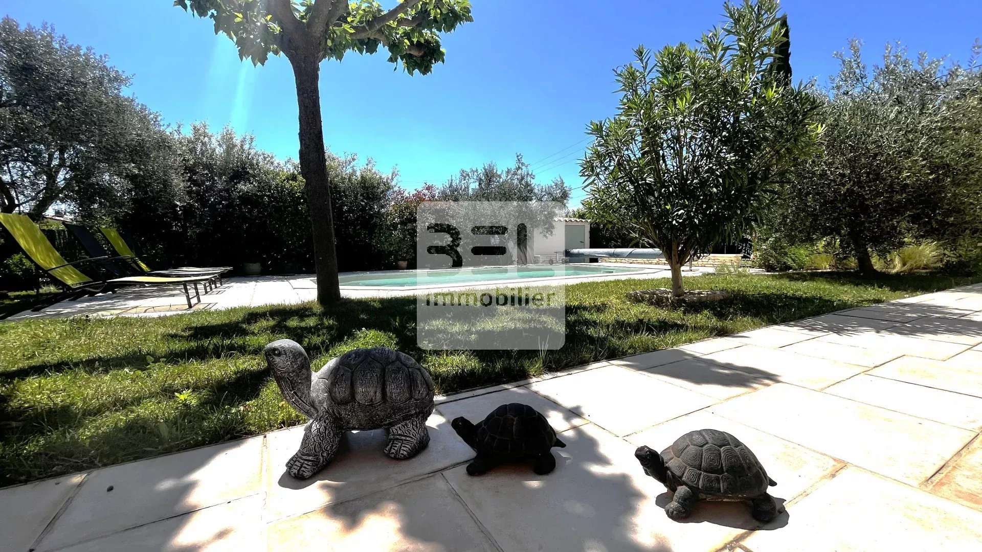 ELEGANTE VILLA DE PLAIN PIED AVEC PISCINE ET JARDIN ARBORE