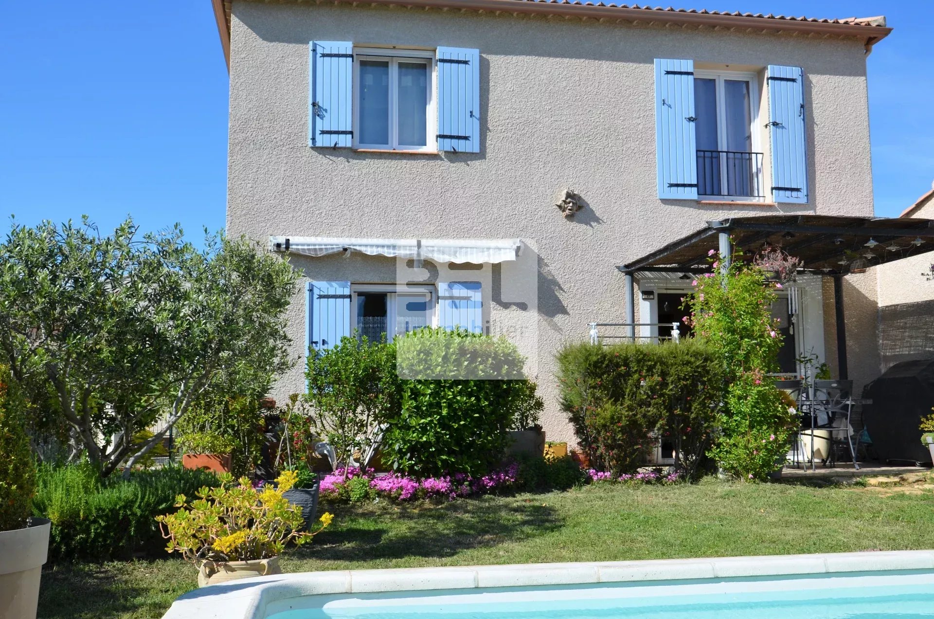 Maison à Laudun avec piscine