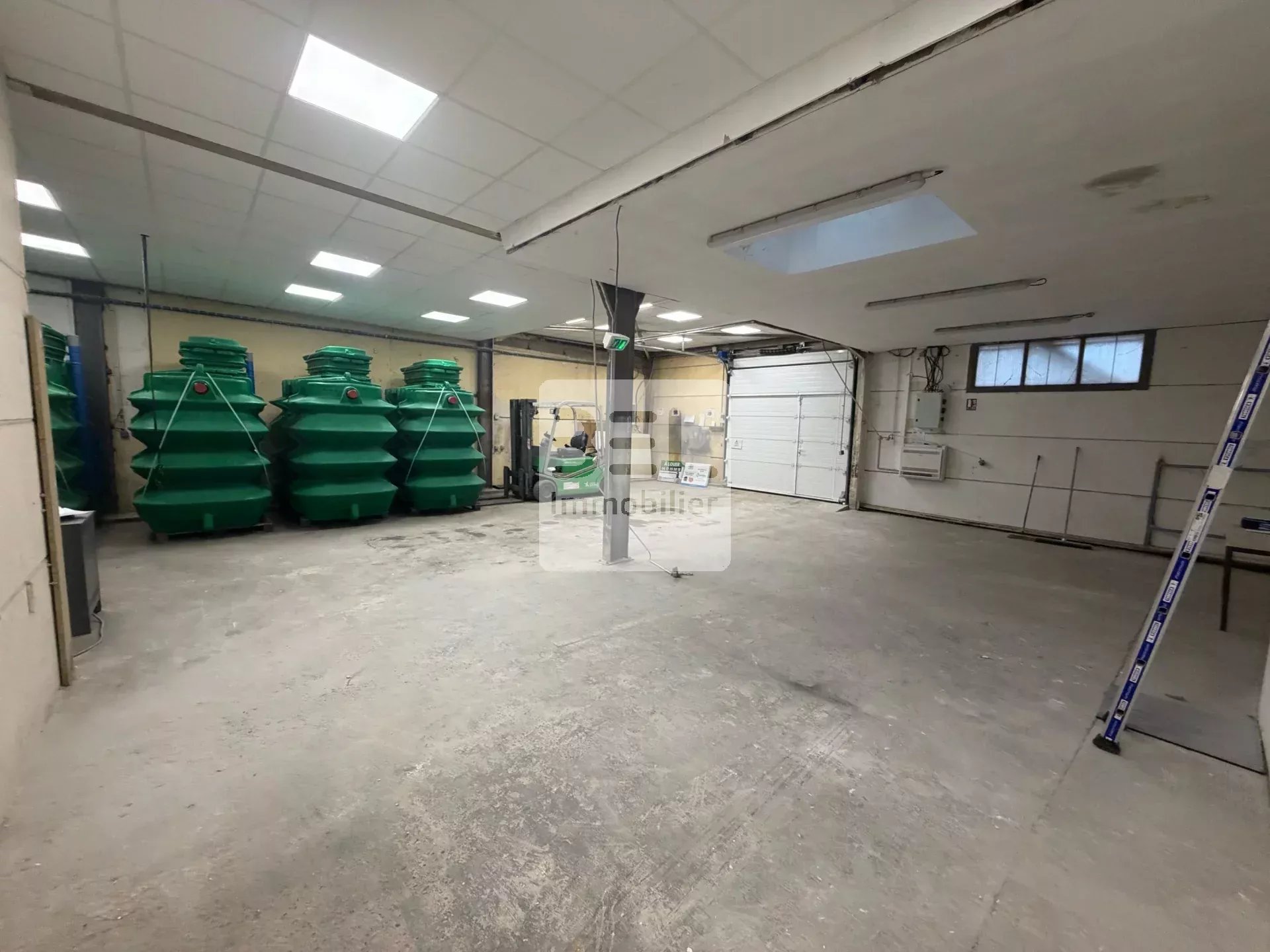 IMMEUBLE PROFESSIONNEL : BUREAUX ET ATELIERS
