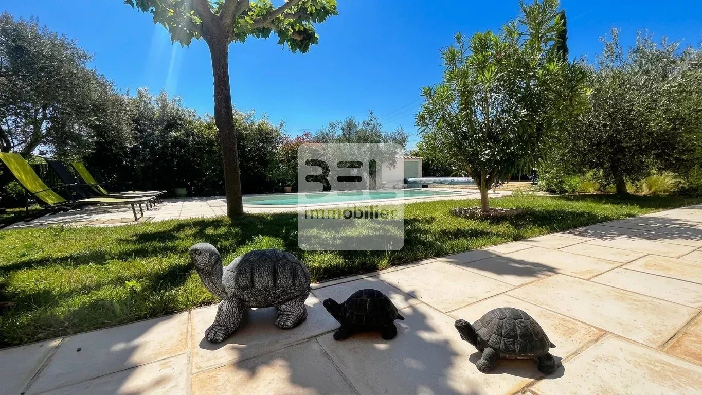 ELEGANTE VILLA DE PLAIN PIED AVEC PISCINE ET JARDIN ARBORE