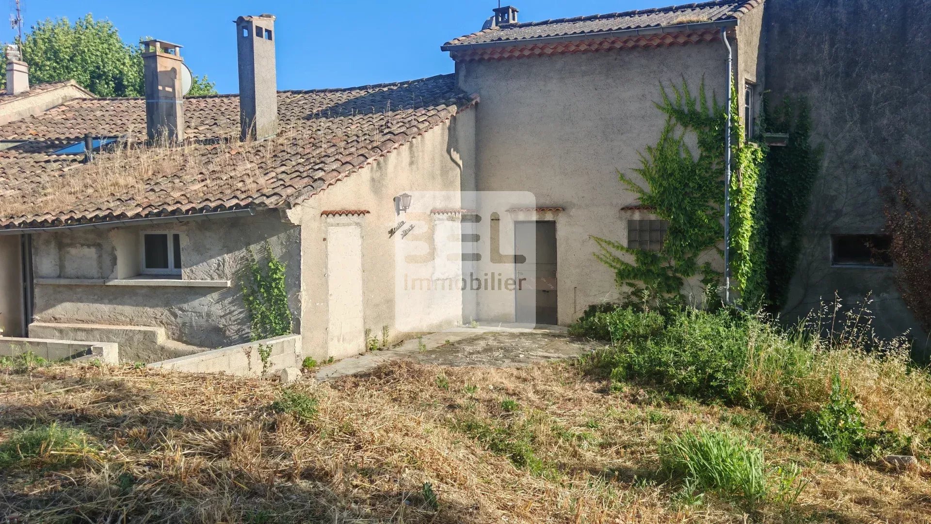 Maison mitoyenne à rénover 100 m² – Jardin – Parkings