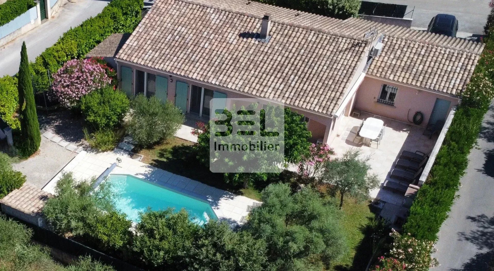 ELEGANTE VILLA DE PLAIN PIED AVEC PISCINE ET JARDIN ARBORE