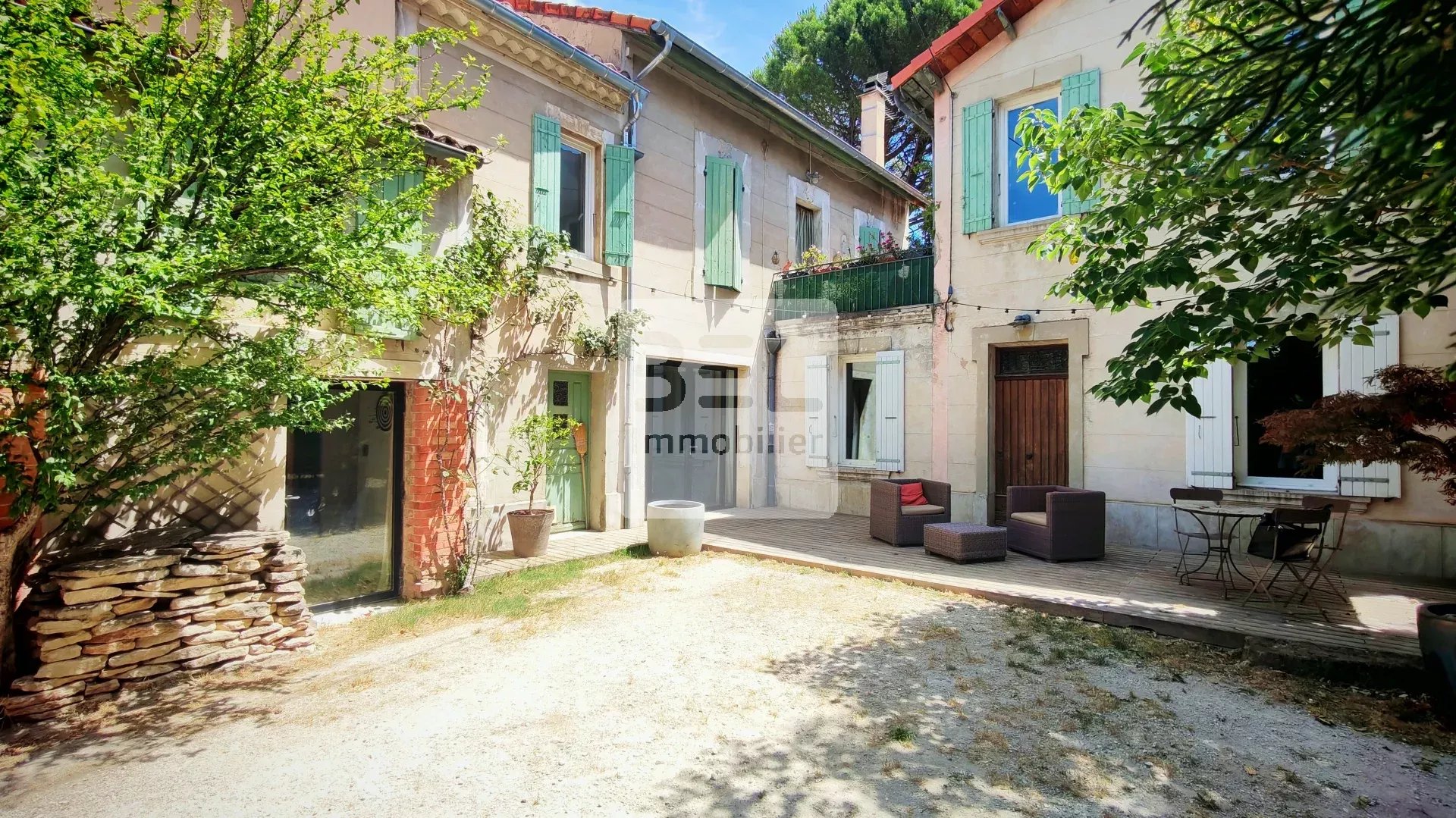 Ancien corps de ferme rénové-160m²-jardin, piscine et dépendances