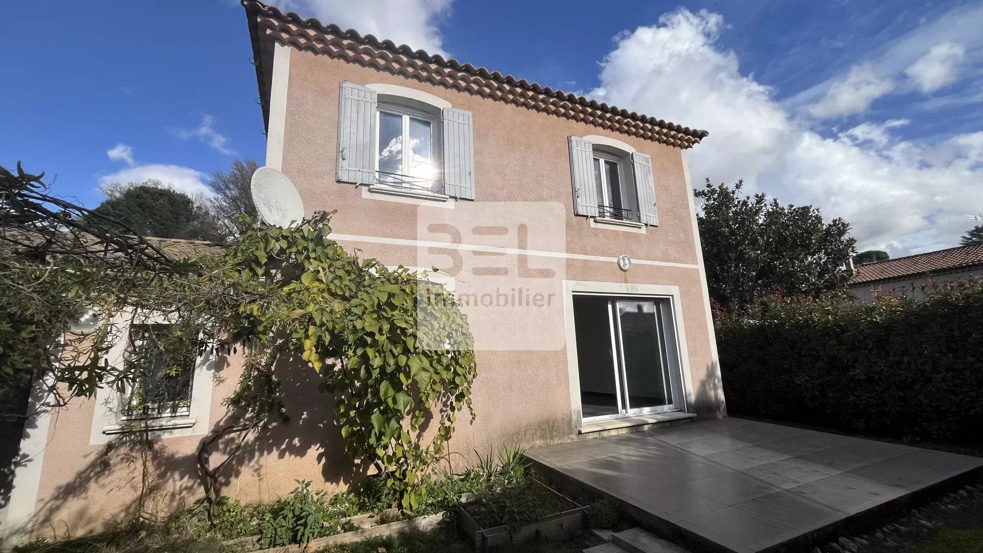 AGREABLE VILLA AVEC 3 CHAMBRES JARDIN ET GARAGE