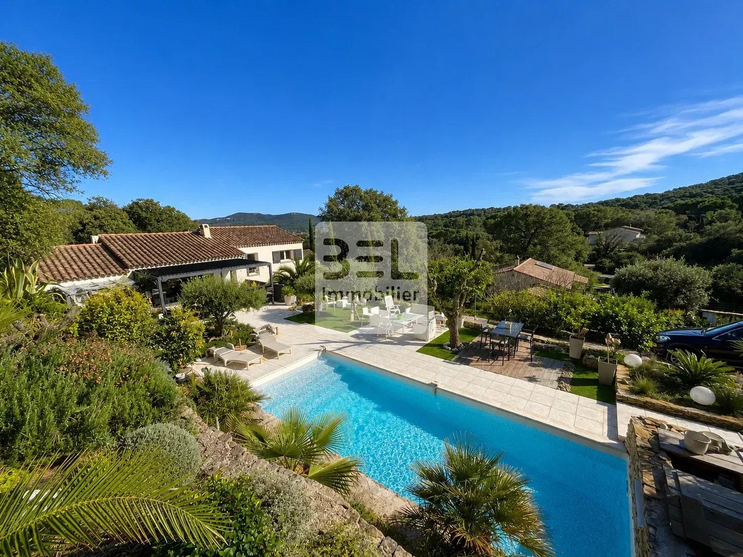 Villa + 2 studios indépendants – piscine – terrain + de 5 000 m²