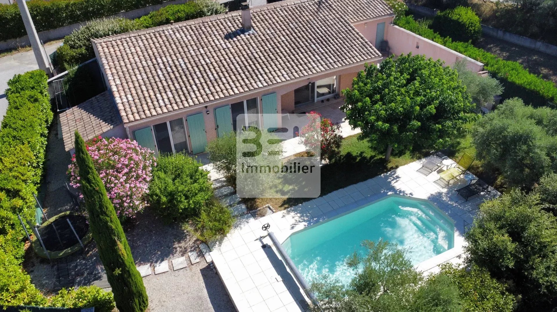 ELEGANTE VILLA DE PLAIN PIED AVEC PISCINE ET JARDIN ARBORE