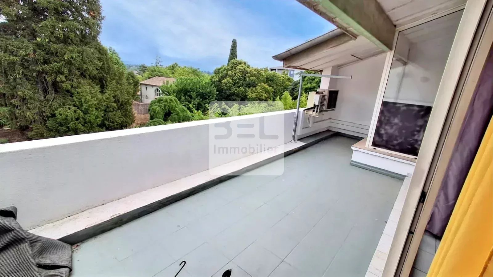Appartement lumineux avec grande terrasse à Pont-Saint-Esprit