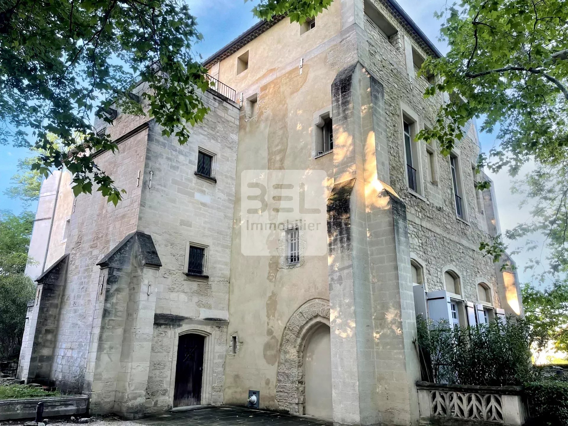 A Villeneuve les Avignon T3 de charme dans bâtiment historique