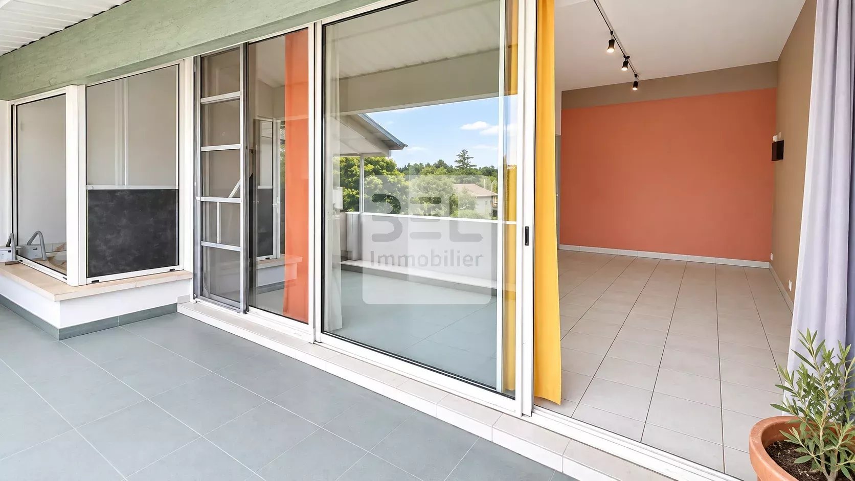 Appartement lumineux avec grande terrasse à Pont-Saint-Esprit