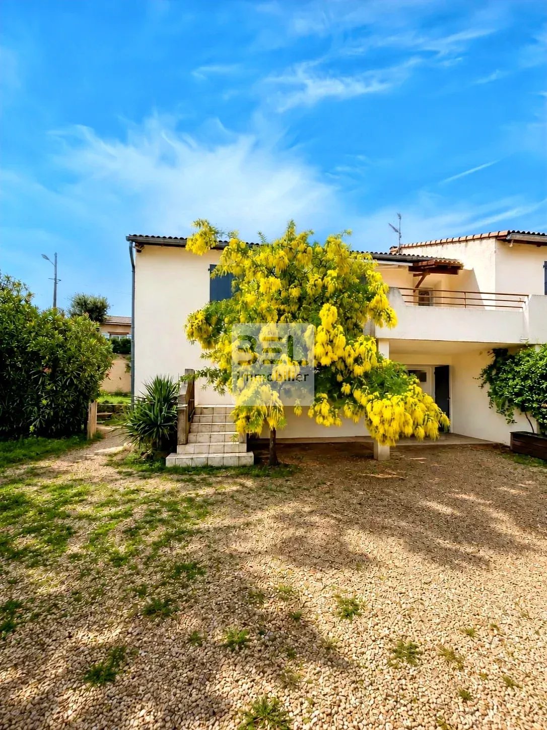 HAUT DE VILLA MEUBLÉ – ENTIÈREMENT RÉNOVÉ – 4 CHAMBRES – TERRASSE & JARDIN