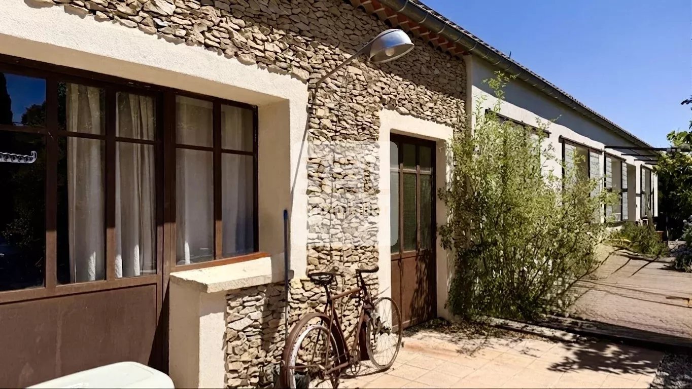 Maison de plain-pied avec piscine, jardin et appartement indépendant à Aramon