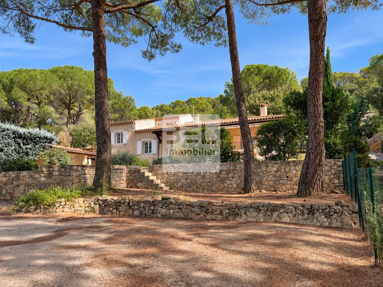 Sur les hauteur de Bagnols-sur-Cèze, belle villa de 5 chambres avec terrain de 1800 m2