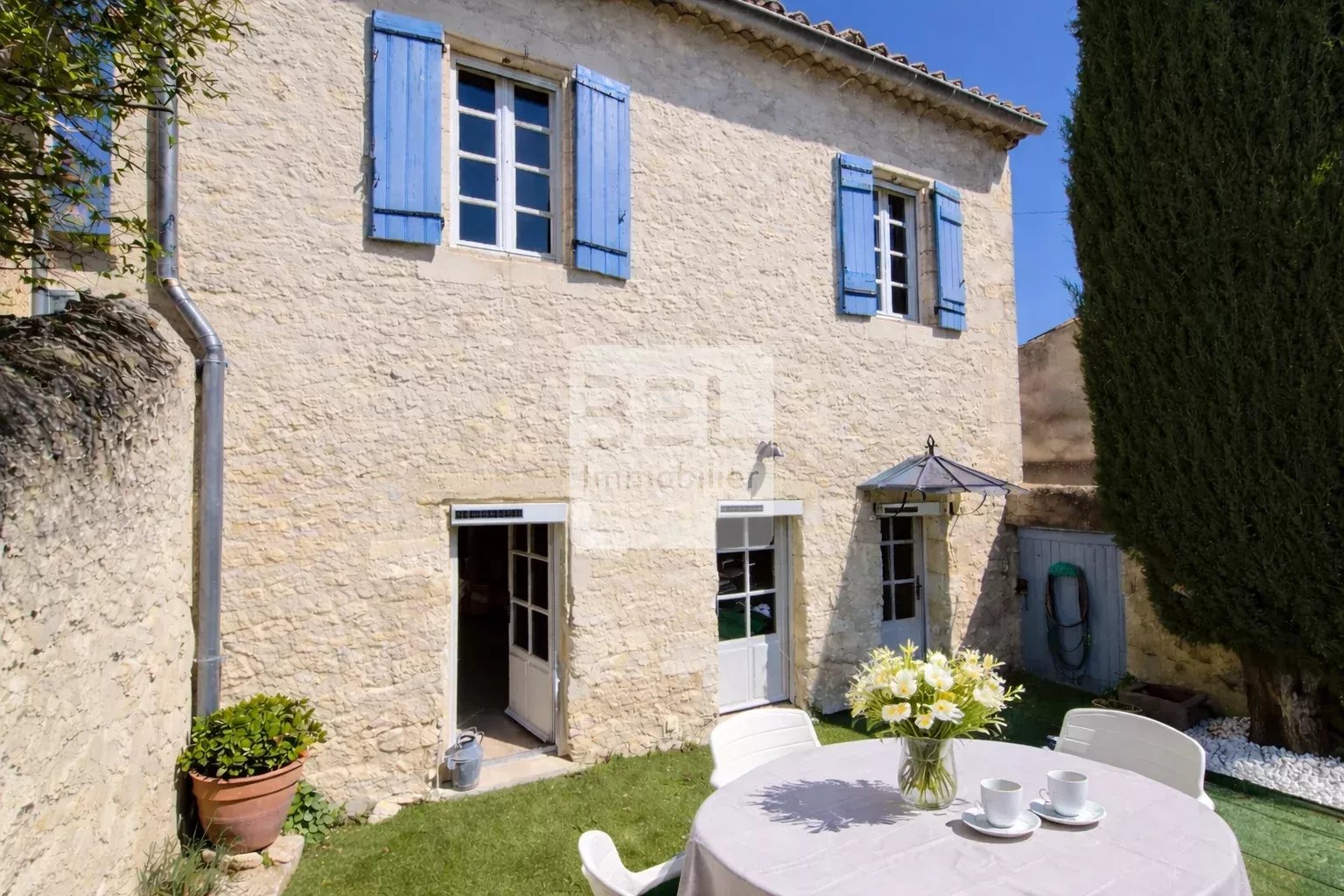 Maison de village en pierre avec cour