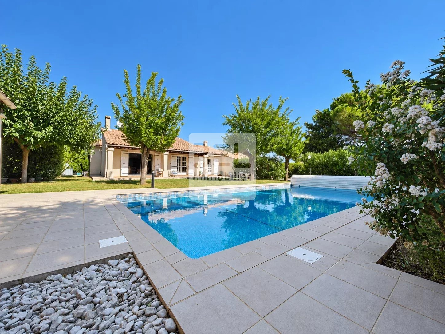 Belle Villa sur grand terrain de 2000 m2 avec piscine à Pont-Saint-Esprit