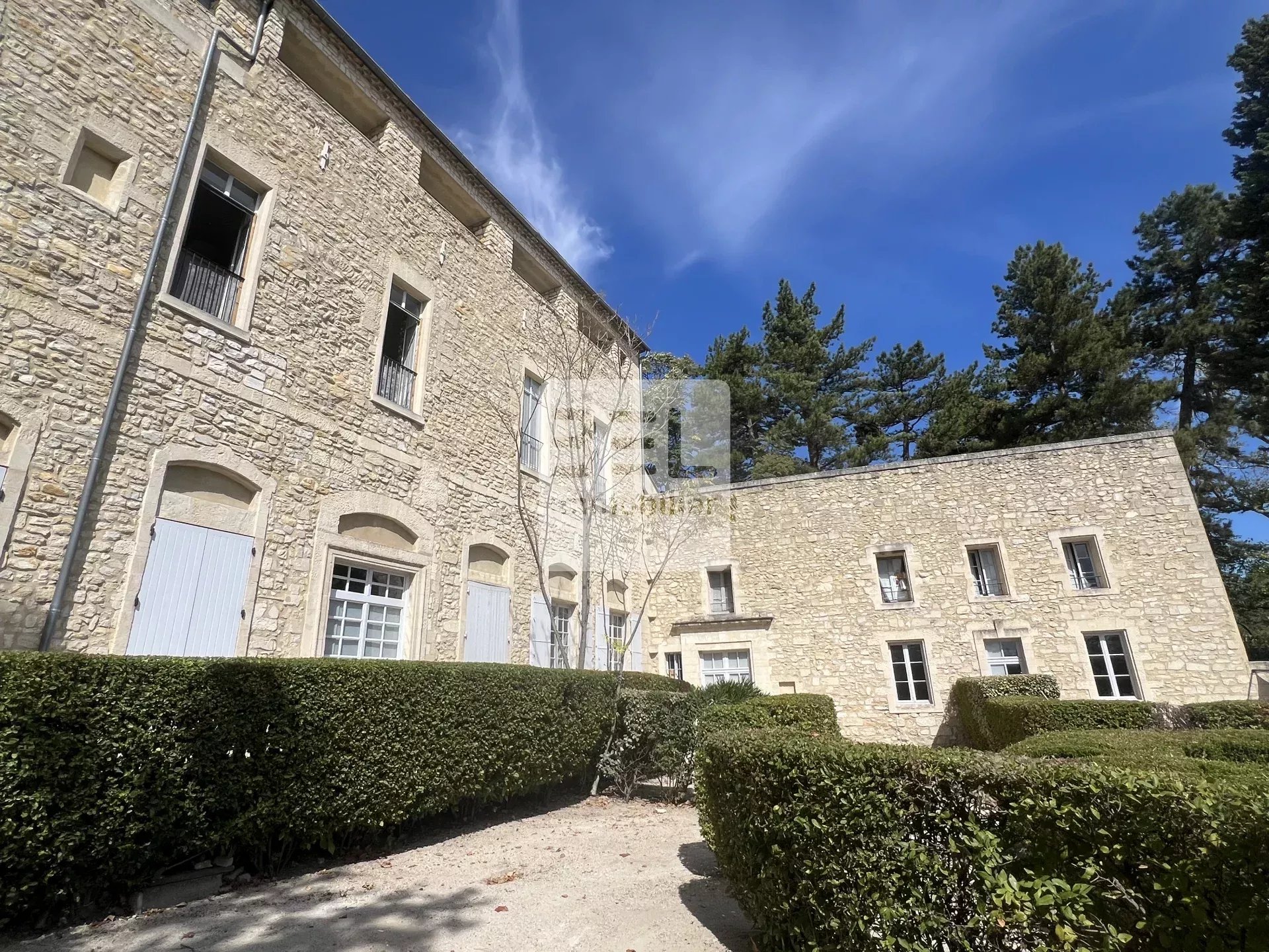 A Villeneuve les Avignon T3 de charme dans bâtiment historique