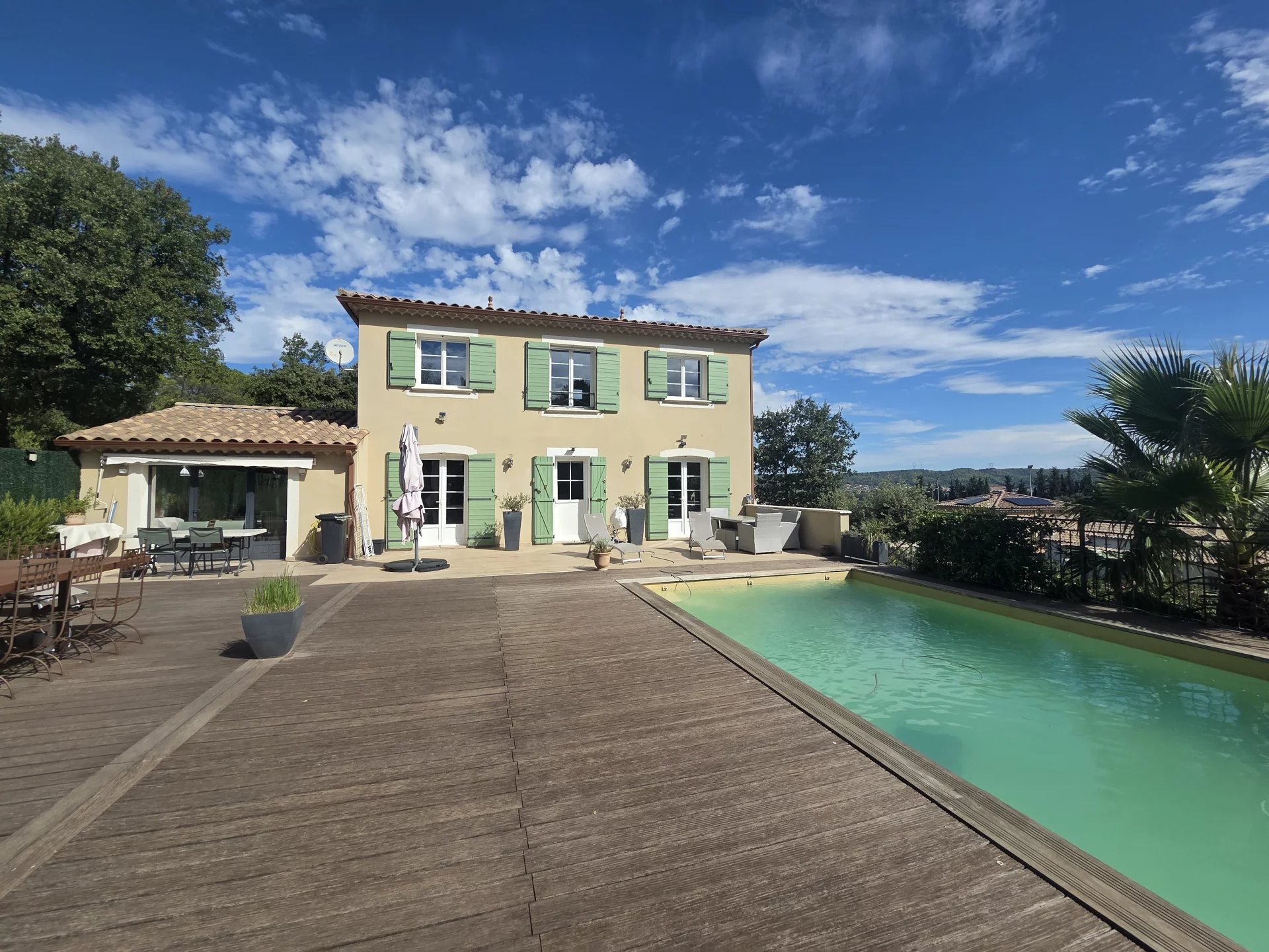 Charmante maison familiale avec piscine à Sabran