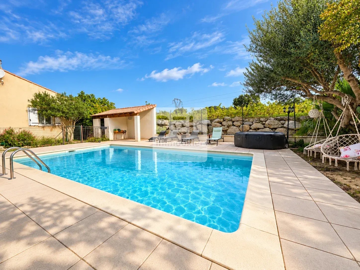VILLA PLAIN PIED AVEC PISCINE A ST LAURENT DE CARNOLS