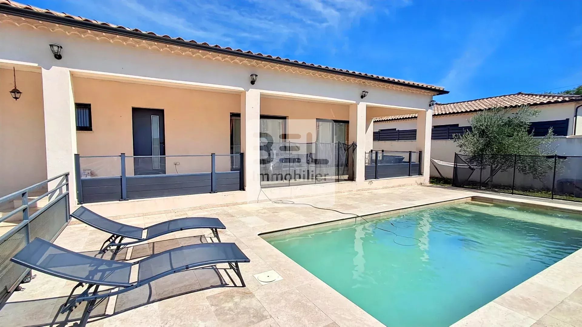 Maison moderne à Saint-Quentin-la-Poterie avec piscine