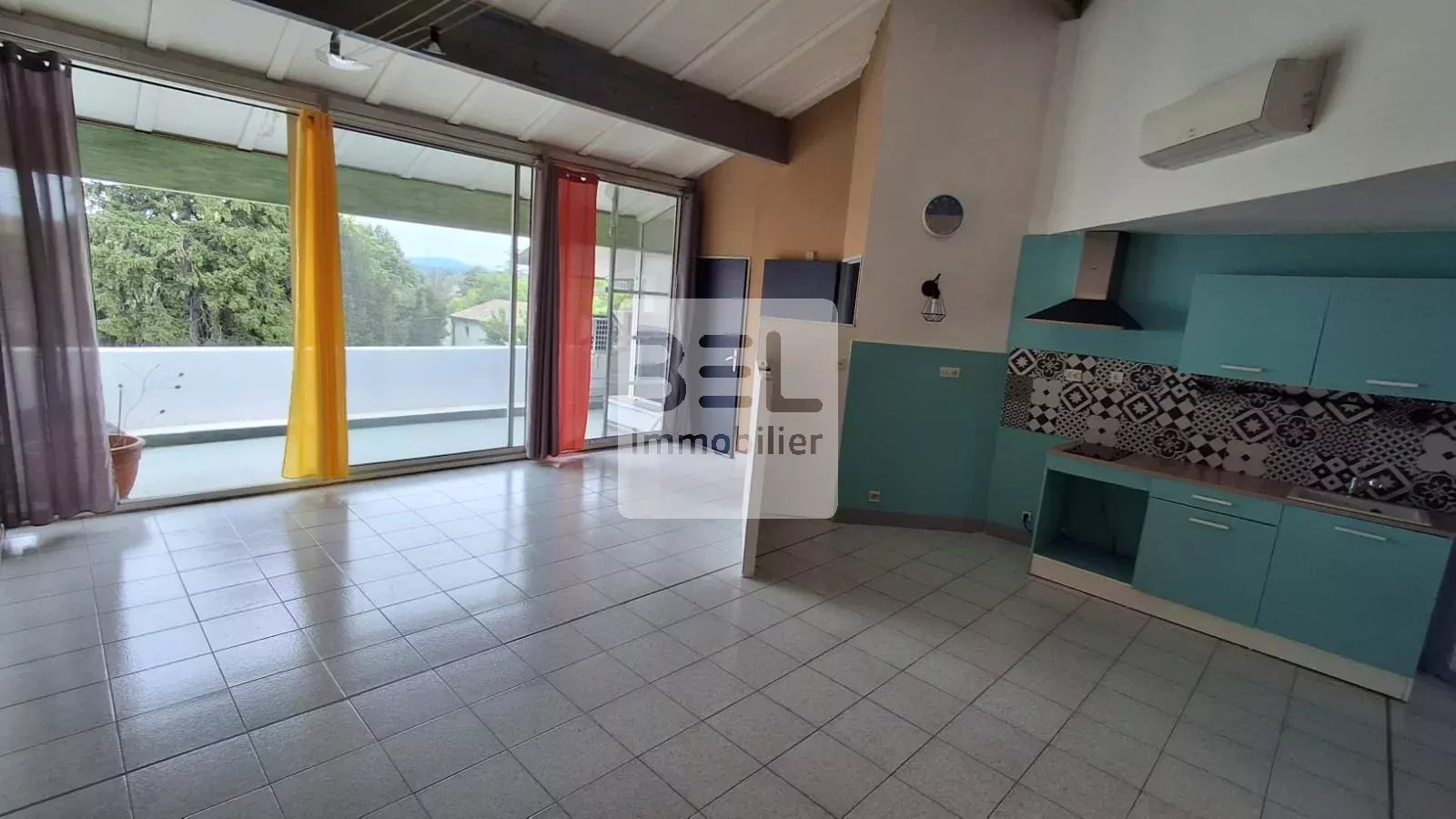 Appartement lumineux avec grande terrasse à Pont-Saint-Esprit